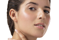 modella con mano sul collo